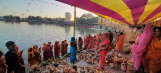 आज छठपर्वको मुख्य दिन, अस्ताउँदो सूर्यदेवको आराधाना गरी मनाइँदै 