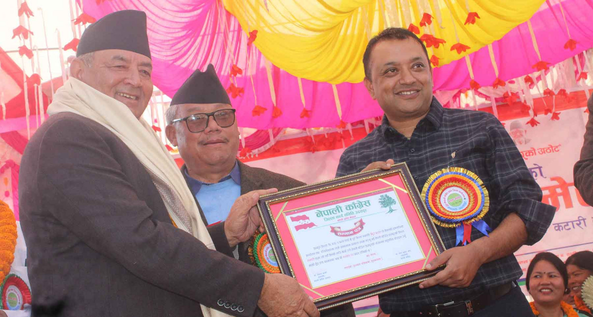 उदयपुर जिल्लाका पूर्व पार्टी सभापतिलाई सम्मान गर्दै कांग्रेस महामन्त्री थापा 