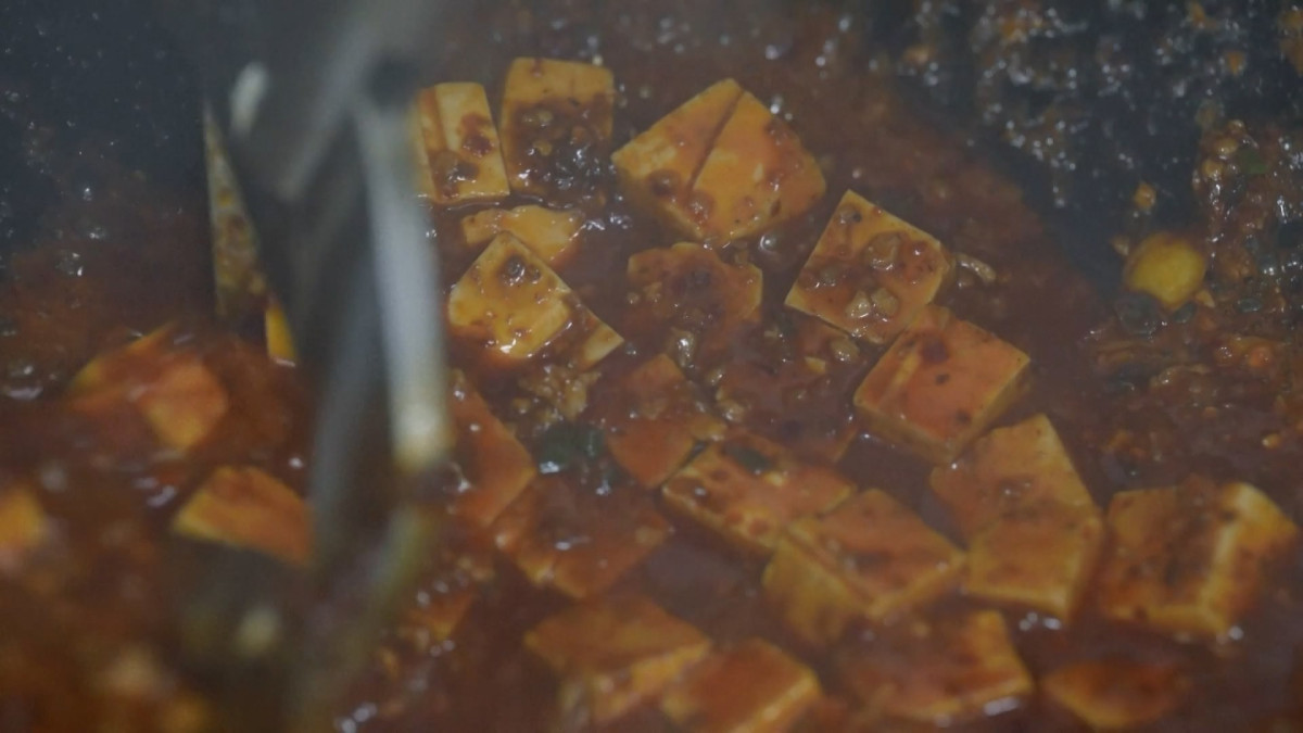 चीनको सिचुआनमा रोबोट शेफले ग्राहकको मन जित्दै