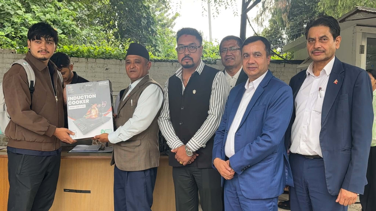 वैकल्पिक ऊर्जा केन्द्रद्वारा विद्यार्थीलाई इन्डक्सन चुलो वितरण
